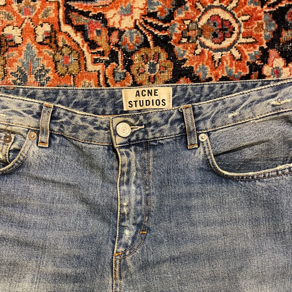 Säljer dessa sjukt snygga och unika jeans. Dessa har så kallat grunt wash vilket höjer dess nypris extremt mycket ett par nya sånna här kan kosta upp till 7000kr!!!!! . Jeans & Byxor.