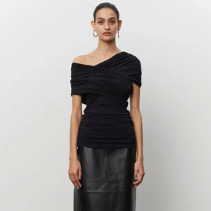 DAY Birger et Mikkelsen wrap jersey - Superfin marinblå topp. Tyvärr för liten för mig så säljer vidare. Två första bilderna är samma topp fast svart. Helt oanvänd med prislapp kvar. Nypris: 1200kr