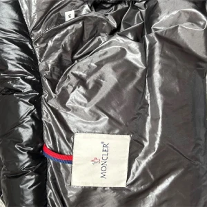 Moncler  - Hej! Säljer min moncler jacka som inte kommit till användning. Köptes förra året som ett dröm köp. Qr kod och allt funkar är bara att höra av er vid frågor.