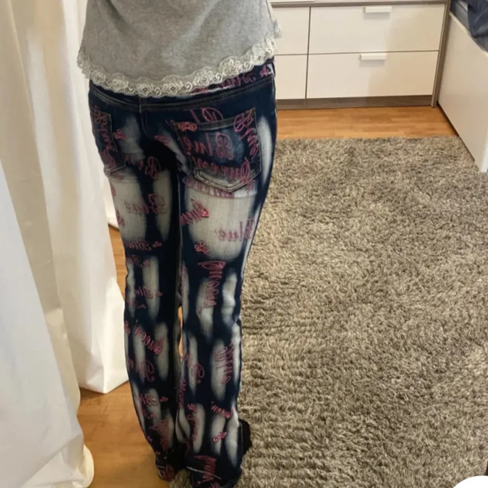 Jätte snygga Blue Queen jeans till salu! Pros kan solklart diskuteras❤️❤️ du får gärna höra av dig för mer bilder/ fråga💕💕 refferens: jag är 158 och de är 5 cm långa på mig men det har funkat jätte bra för mig att vika upp de🍬. Jeans & Byxor.