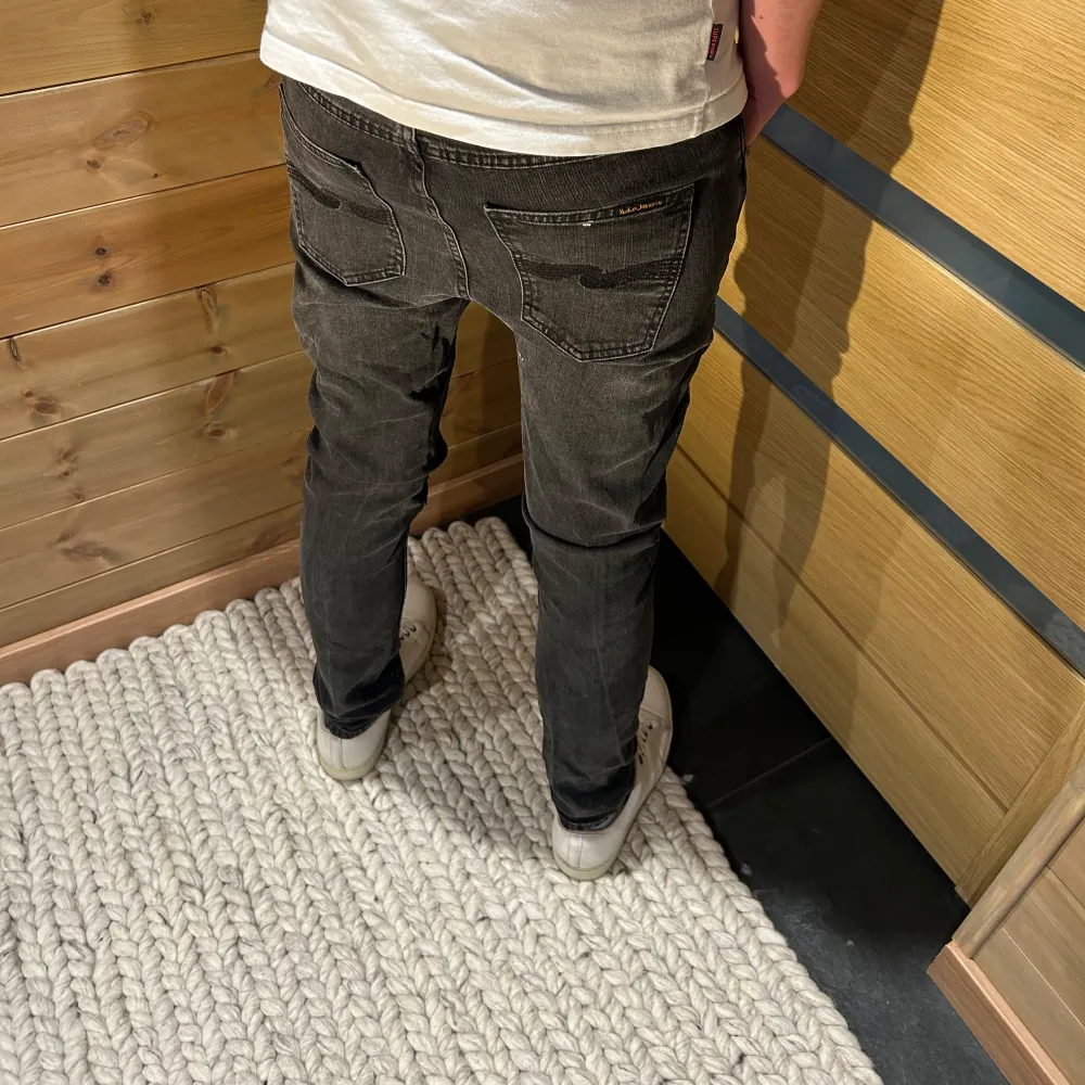 Tja säljer nu dessa stilrena jeans ifrån nudie i modellen Grim trim. Passform - slim. Modell - 183-70kg (lite små på han). Skriv för fler frågor/bilder! Mvh vestimenta😊. Jeans & Byxor.