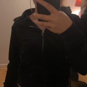 Juicy kofta - Juicy couture kofta. Väldigt mjuk. Str S. Nypris: 1000, säljer för 550.  Pris går o diskutera   