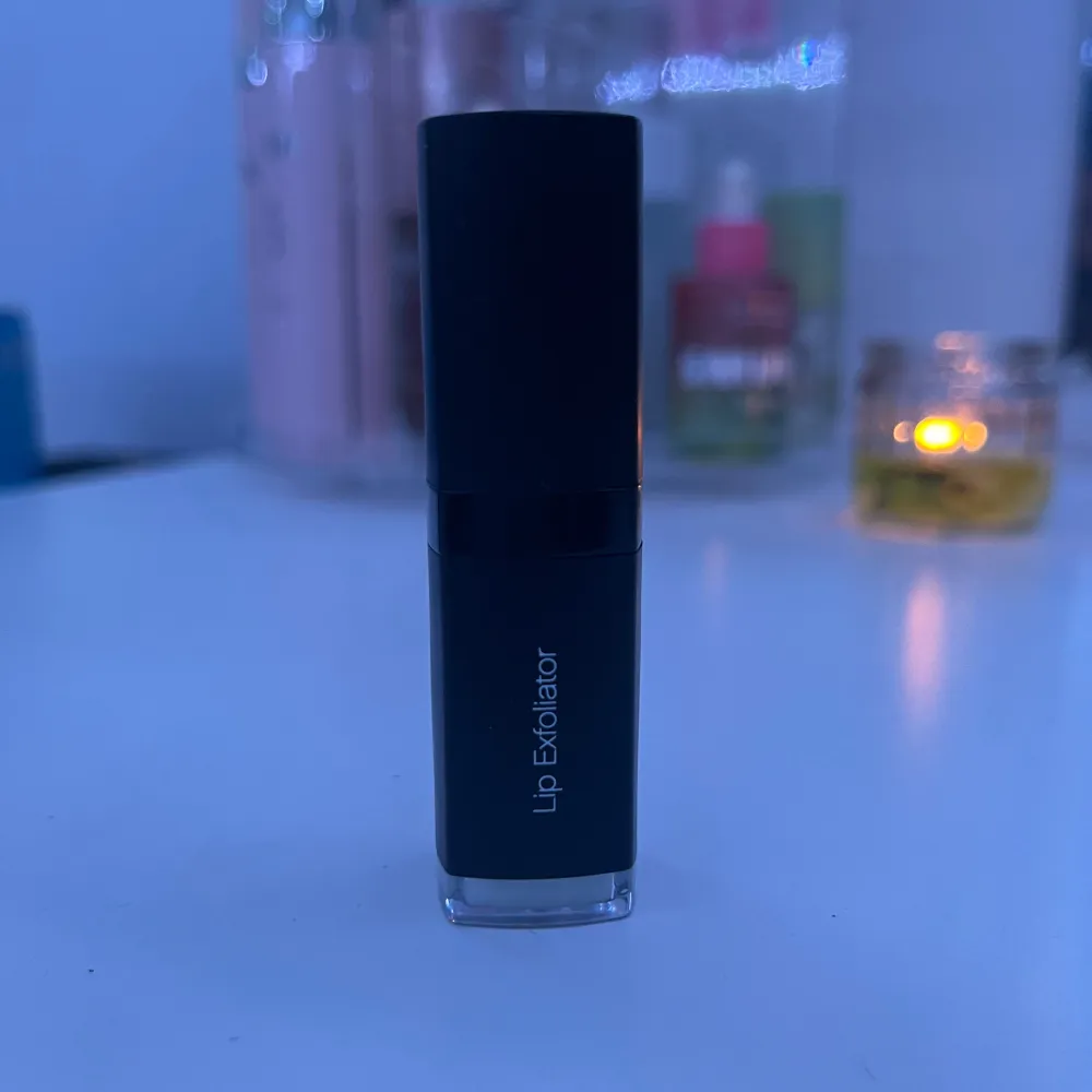 Öppnad men oanvänd lip exfoliator från Elf med doft av kokosnöt🥥💞nypris 90.. Skönhet.