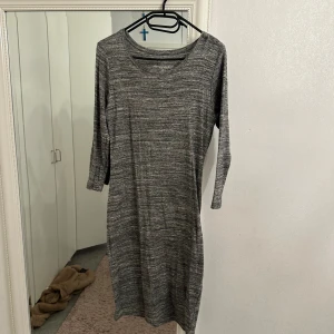 Klänning - Grå Basic klänning Strl M/L Bra skick