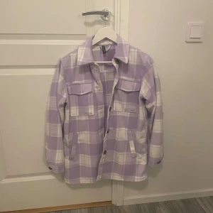Jacka H&M Divided  - Jacka från H&M. Snygg och mjuk. Står ingen storlek men skulle gissa runt st 38. Passar kvinna på 170