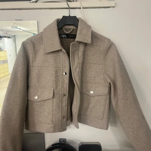 zara höst jacka - en superfin höst jacka från zara, sparsamt använd och inga synliga deffekter😇