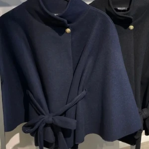 Missay Poncho mörkblå  - Mörkblå poncho i nyskick med prislappen på och kom ej till användning! Lägger upp igen pågrund av slarv