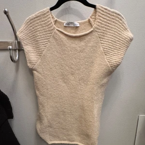 Stickad topp - Säljer min superfina stickade topp🍂🥰 