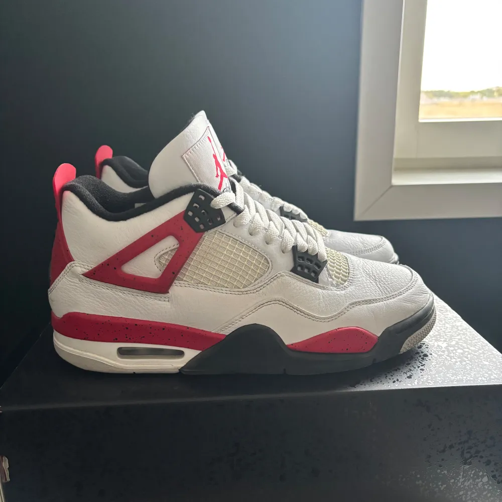 Säljer Jordan 4 Red Cement i storlek 43 (US 9,5), Använda ett fåtal gånger (Skick 8/10), Kvitto finns med orginal låda, Skriv gärna för frågor eller mer bilder. Skor.