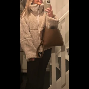 Teddyjacka - Säljer min populära teddyjacka ifrån H&m då jag köpt den i en annan färg. Jätte fint skick!!! Inga defekter. Storlek M!! Passar xs-m 