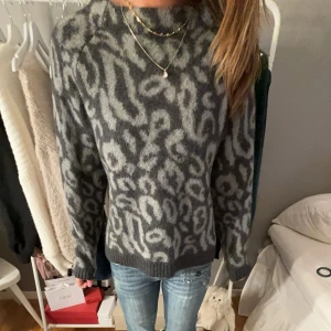 leopard tröja - fin fin fin leopardmönstrad tröja från malene birger. den är i storlek xl men är snarare en m. använd fåtal gånger!! skriv för fler bilder💓