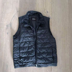 Oscar Jacobson Väst - Oscar Jacobson Mörkgrön Dunväst Storlek M/L (50)