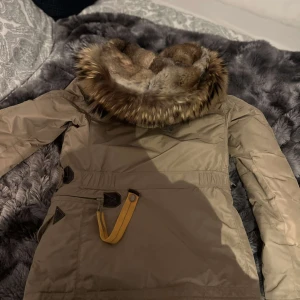 säkjer min pjs jacka - bra vinterjacka inför vintern, håller en varm använd 1 säsong priset kan diskuteras 