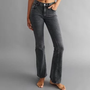 Lågmidjade bootcut jeans  - Lågmidjade bootcut jeans från Gina nypris 499 säljer dem för 250 kronor då jag har använt dem en del 