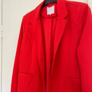 Kavaj  - Jättefin korall färgad kavaj i storlek XL, jätteskönt material och fint skick!