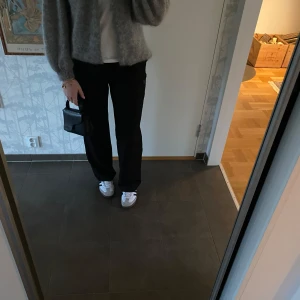 Jättefina kostymbyxor - Säljer dessa jättefina kostymbyxorna från Mango bara använda några få gånger!💕 jag är 172cm!