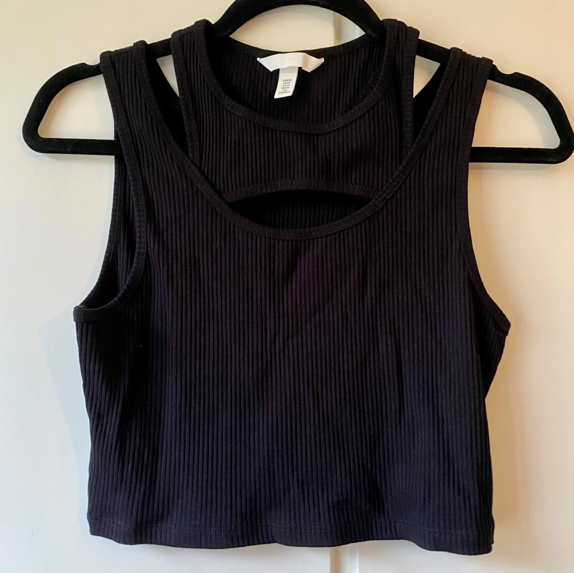 Svart ribbad croppad linnetopp