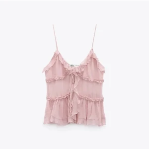 Rosa topp från Zara - Tänker på att sälja min super söta och populära topp från zara! Säljs inte längre, inga defekter och använd fåtal gånger. 🫰🏼