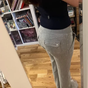 Grå mjukisbyxor från Juicy Couture - Säljer ett par grå mjukisbyxor från Juicy Couture i storlek XS. De är superbekväma med elastisk midja och två bakfickor med knappar. 🩶 tryck gärna på köp nu 😇💞
