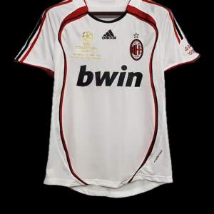 Säljer en Milan 06/07 tröja med valfritt tryck på ryggen. Den är i topp skick men handtvätt behövs. Finns i S-Xl