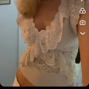 Vit spetsblus med volanger - Säljer en superfin vit spetsblus med volanger.  Blusen är i mycket bra skick och passar perfekt till det mesta!💗