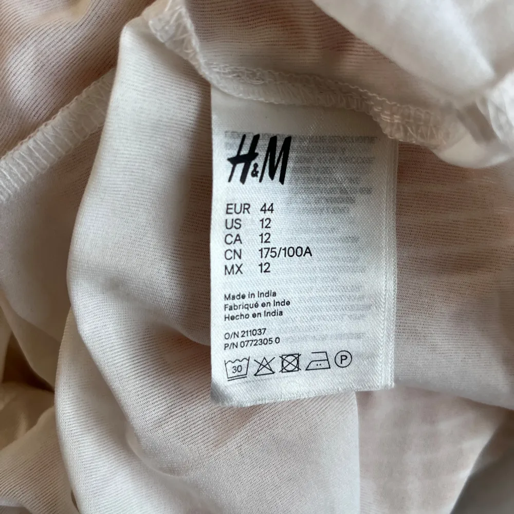 Säljer en superfin randig omlottklänning från H&M i storlek XL. Klänningen är i en härlig ljus orange färg med vita ränder och har korta ärmar. Perfekt för sommardagar eller en avslappnad vårdag. Materialet känns lätt och luftigt, vilket gör den bekväm att bära hela dagen.. Klänningar.