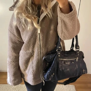 Teddy jacka  - Teddy jacka som är jätte fin och gosig, liknar den från hm 🤎🤎