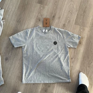 Burberry T-shirt - Ny Burberry T-shirt. Storlek XL men passar även L. Aldrig använd men tvättad en gång så den är ren. Häng Lappen finns kvar. Det är bara att fråga om det finns något.