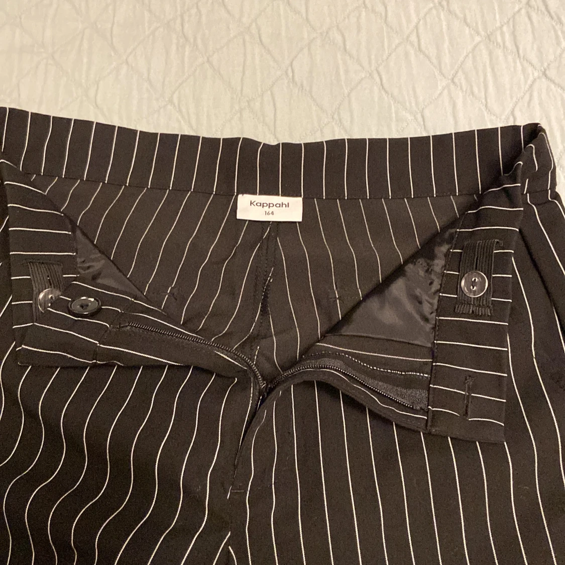 Svart- och vitrandiga byxor från Kappahl - 92