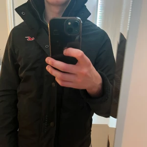 Svart jacka från Hollister ( storlek S )  - Säljer en svart jacka från Hollister i mycket bra skick. Perfekt för höst och vinter med sin stilrena design och varma material❄️🍁. Jackan är i storlek S och passar även så. Pris kan diskuteras!✅ 