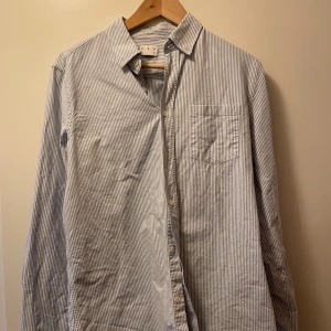 Asket skjorta  - Säljer en stilren och klassisk randig skjorta från Asket.