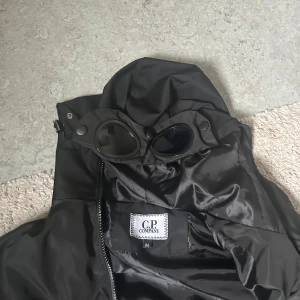 Cp  company jacka  - Den är snygg kan ändra riktingar med glasögonen storlek M passar S och stor ficka 
