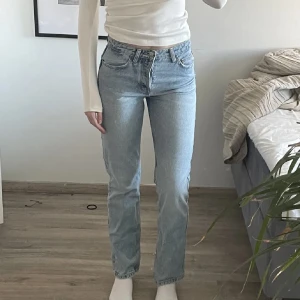 Midrise jeans från Zara - Midrise jeans från Zara! Sparsamt använda och inga skador. Fin blå färg men säljer för att de inte kommer till användning. Jag är 177cm lång