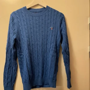 Gant kabelstickad tröja  - Säljer en snygg blå stickad tröja från Gant. Nyskick. 