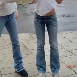 Lågmidjade jeans  - Lågmidjade bootcut/utsvängda jeans från GirlsGirls by Kappahl men unika fickor. Midjemåttet= 34 cm , innerbenslängden 75 cm. De är i bra skick men har ett slitage mellan benen som är ihop sytt, även lite av silvriga färgen börjat slitas, be för foto❤️