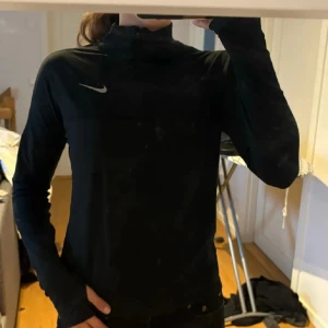 Nike träningströja  - Säljer denna Nike träningströja då den inte kommer till användning. Använd fåtal gånger💗