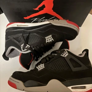 Jordan 4s Bred - Säljer ett par svarta Nike Air Jordans i mycket bra skick. De är köpte för ungefär 2-3 år sedan, äkta i okej skick ligger för 450$ på stockx 
