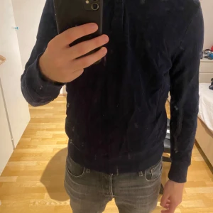 Mörkblå tröja från Riley - Säljer en stilren mörkblå tröja från Riley. Tröjan har använts ett fåtal gånger