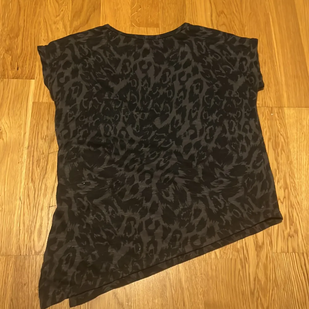 Cool svart t-shirt med leopardmönster och rosa text 'PRT & LOVE' samt ett hjärta. Perfekt för en avslappnad stil med en twist. Kortärmad och i bra skick.. T-paidat.