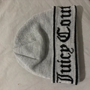 Juicy couture mössa - Grå juicy couture mössa, aldrig använd köptes förra vintern original pris 499