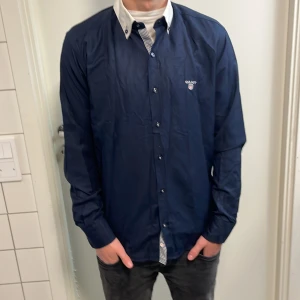 Gant skjorta - Säljer denna feta tröja för endast 199kr. Skicket är bra och nypris ligger på typ 1000kr, priset går alltid att diskutera vid snabb affär, mvh luxury sellout