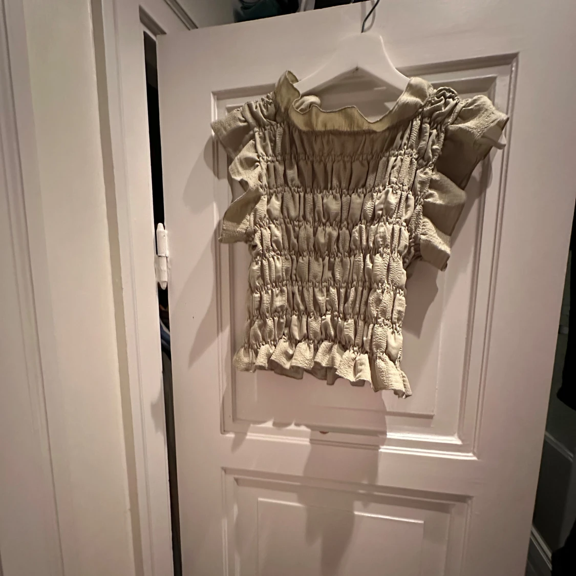 Grön topp med volanger - 90