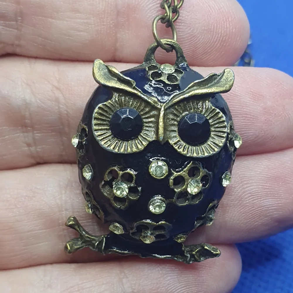 Halsband Uggla 🦉 kedjan är i antikguld & mått är ca 64cm, Ugglan är 3.5cm. ✨️Titta igenom alla mina upplagda och köp fler saker i Bundle för att spara på frakten & få allt du köpt i ett & samma paket✨️ För att köpa med Bundle så får du först trycka i 