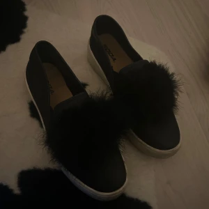 Svarta skor med päls - Svarta låga skor med päls