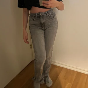 Grå jeansbyxor - Säljer ett par snygga grå jeansbyxor i mycket bra skick. De är högmidjade och har en slim passform som sitter perfekt. Perfekta för både vardag och fest! 🩶 säljer pågrund av att de är för långa för mig är 155