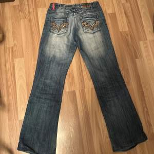 Jätte snygga jeans, lite slitna men inget farligt, dom är uppsydda lite men de går enkelt att sprätta upp om dom skulle va för korta  