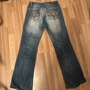 jeans vintage y2k bootcut - Jätte snygga jeans, lite slitna men inget farligt, dom är uppsydda lite men de går enkelt att sprätta upp om dom skulle va för korta  