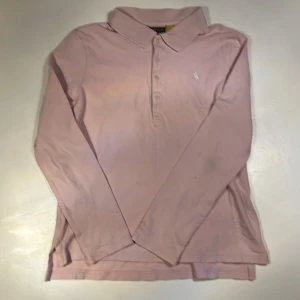 Piké Polo Ralph Lauren långärmad  - Långärmad piké från Polo Ralph Lauren Ljusrosa  Tvättad men ok skick därav lågt pris.