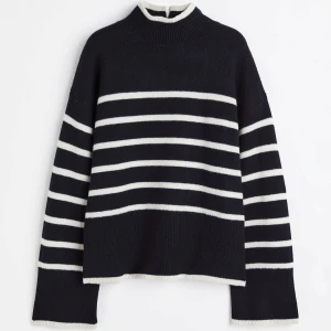 Svart och vit randig stickad tröja - Säljer en superfin svart och vit randig stickad tröja. Den har en hög krage och långa ärmar, perfekt för kyliga dagar. Tröjan är i mycket bra skick och passar både till vardags och lite finare tillfällen. Den är både bekväm och stilren, ett måste i garderoben! Lösare passform med slits i sidan, . 95% ull, tjock och varm. Använd några få gånger, i gott skick och avnoppad.