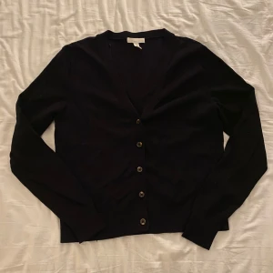 Svart kofta med knappar - Jätte fin kofta från HM i jätte bra skick💞 i storlek S men skulle säga att den sitter som en XS 